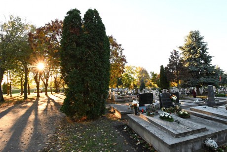 Kegyeleti napok - idén is számos intézkedéssel segítik a temetőlátogatásokat